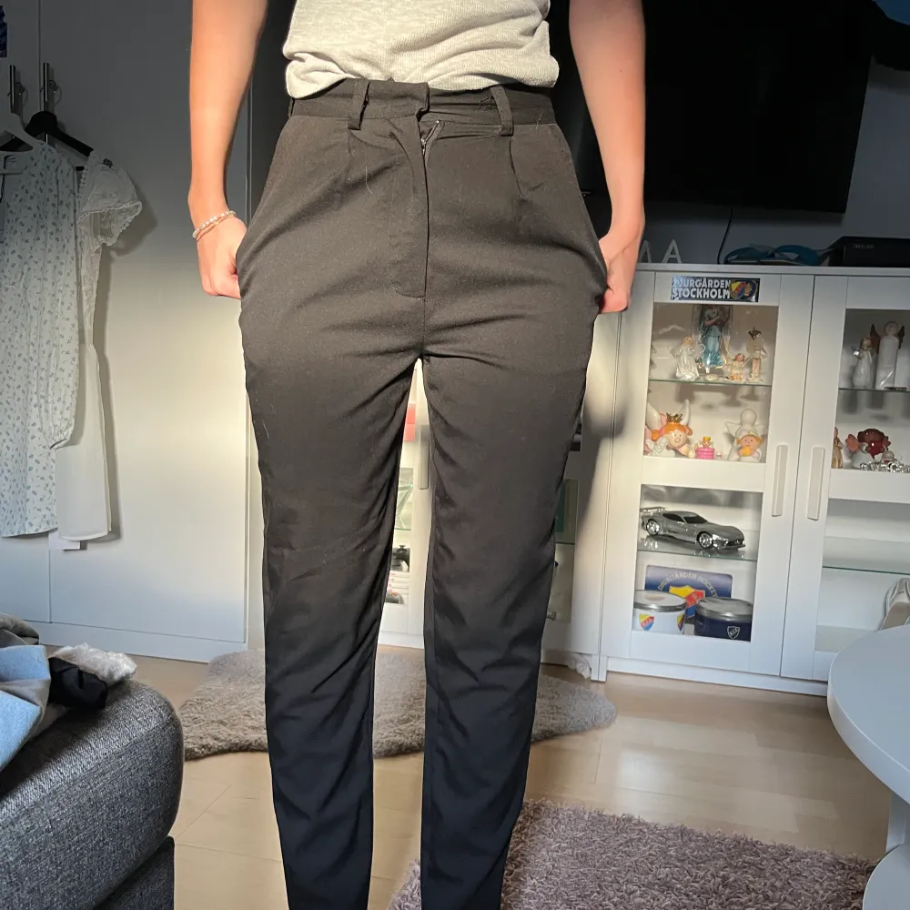 Kostym byxor från NA-KD, i st 36, är 168 så de är lite kortare på mig. Frakt ingår ej . Jeans & Byxor.