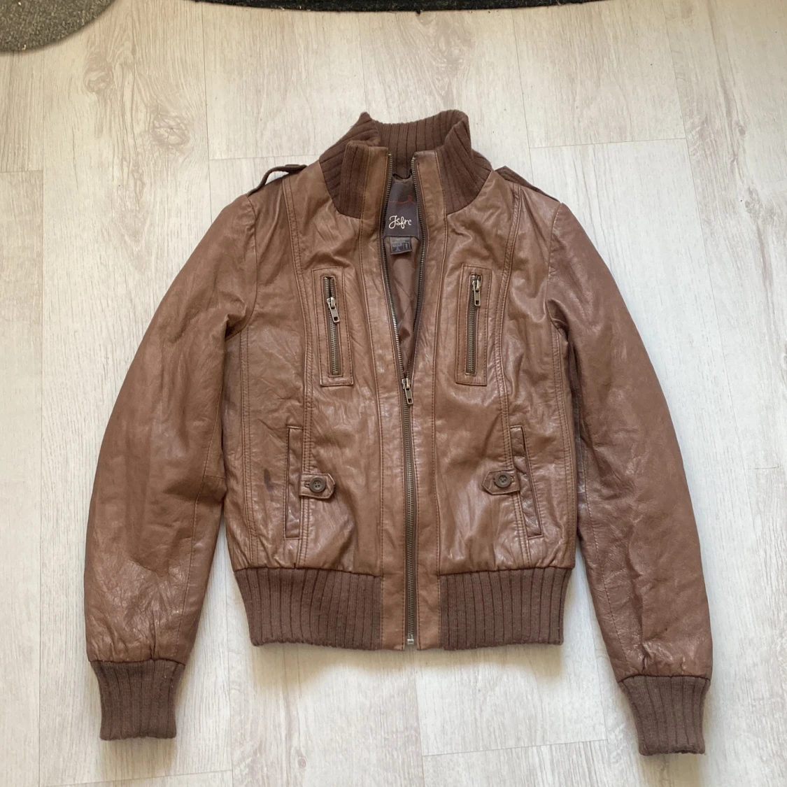 Äkta skinnjacka i bomber modell!