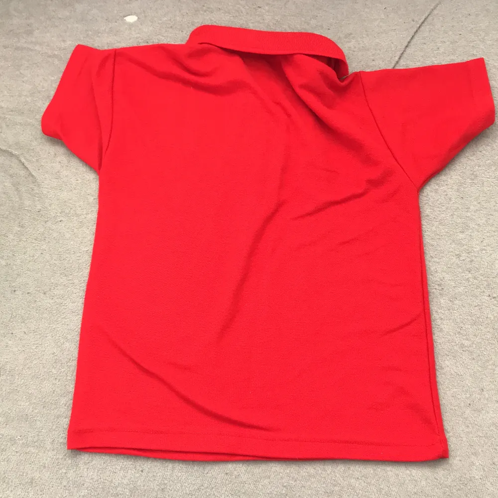 En helt ny polo ralph lauren tröja i färgen röd. Storlek XS och i väldigt bra skick. Nypris 300kr. Mitt pris 150kr.. Tröjor & Koftor.