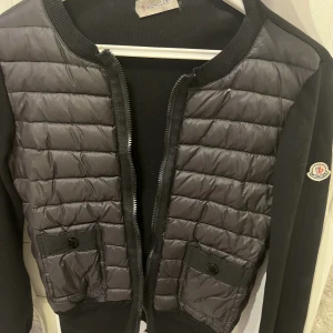 Moncler cardigan  - Intressekoll på min moncler cardigan! Skriv för frågor!🫶🏻 enadast via post!!