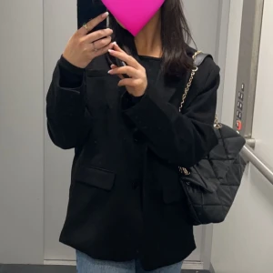 NA-KD blazer i twill - En fin NA-KD blazer i twill material. Avänd ett par gånger, men inga defekter. Lite tjockare material vilket passar perfekt på vintern. Nypris 999kr