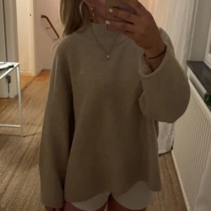 Stickad tröja - Säljer denna jättefina och mysiga stickade tröja från hm🤎🤍