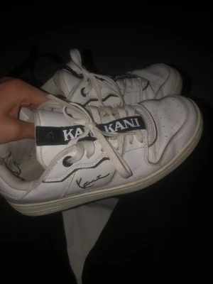 Karl Kani Skor - Vita Karl Kani skor, hyfsat nya skick 7/10. Snabb frakt. Ny köpte 1299. Extremt kenerös med priset.