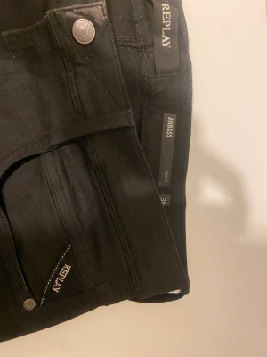 Replay anbass  - Säljer nu ett par replay jeans i svart storlek 30/32 det är i bra skick 9/10 använda ett få tal gånger helt felfria| skriv vid frågor 