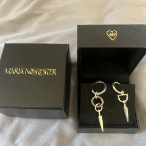 Maria Nilsdotter  - Säljer dessa sjukt snygga örhängen från Maria Nilsdotter. Dem är i nyskick!!!❤️❤️❤️❤️