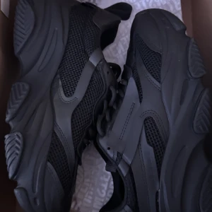 Svarta sneakers - Unisex  - Ett par oanvända skor som jag inte hann skicka i retur för ny storlek. Ordinarie pris: 1599kr 