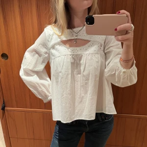 Zara blus - Vit zara blus med cut-out. Storlek M.