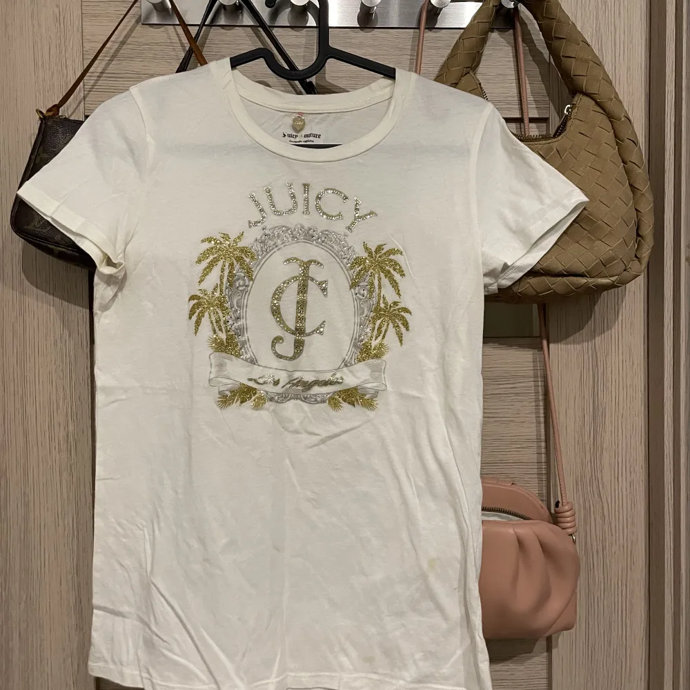 T-shirt från Juicy Couture med guldglitter. Anvönd några fåtal gånger.. T-shirts.