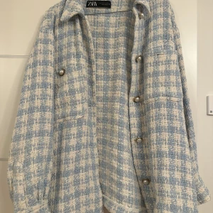 Zara kofta - Kofta från Zara, väldigt fint skick! Pris kan diskuteras vid snabb affär. 