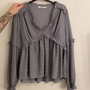 Blus från NAKD - Snygg topp i st 36 men passar mig som har st S. aldrig använt