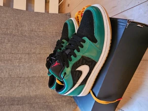 Air Jordan 1 Low.  - Jordan 1 Low, "Christmas". Stlk.40 Köpta på Footlocker strax innan jul 2022. Knappt använda. Box och gula snören medföljer