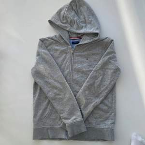 Säljer Gant zip hoddie i fint använt skick. Nypris ca. 899kr 