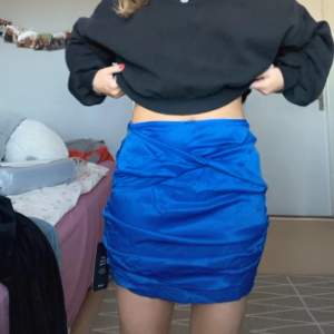 En blå satin kjol från NA-KD i storlek xs. Aldrig använd 