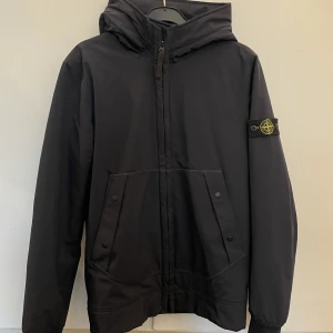 Tunn jacka - Tunn stone island jacka, är i barnstorlek men skulle säga att den passar xs 