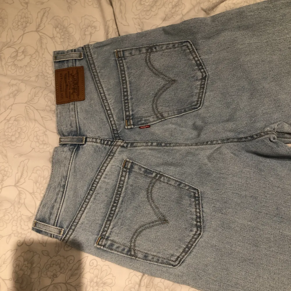Säljer mina Levis jeans, oanvända . Ordinarie pris 1200kr. Priset kan diskuteras ☺️. Jeans & Byxor.