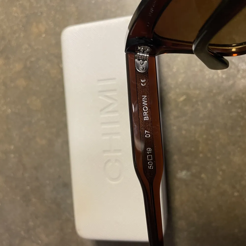 Solglasögon från Chimi i modellen 07 brown. Nypris 1250🤎 Lite repor som ni ser på bilden men annars i bra skick!. Accessoarer.