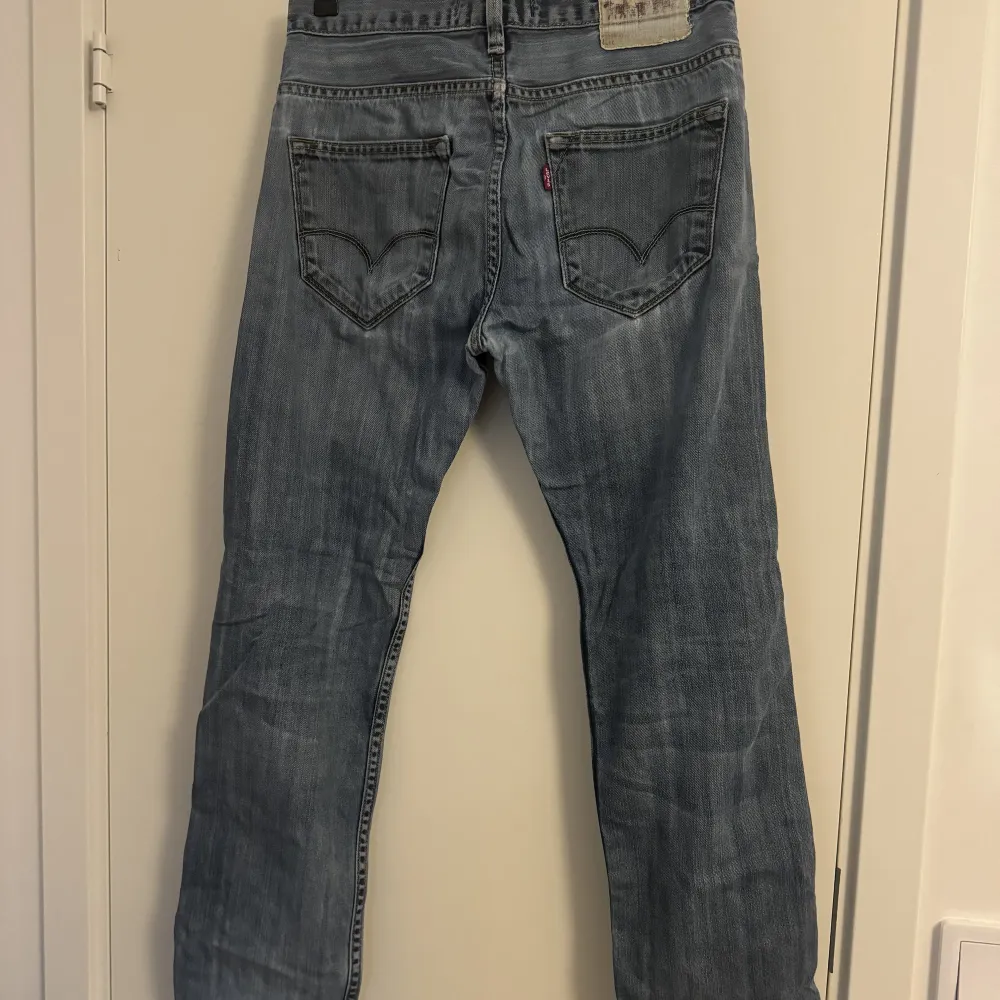 Ett par Levis jeans modell 504 Straight. Vet ej storlek men skulle tro S/M.. Jeans & Byxor.