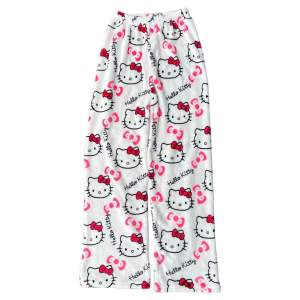 GRATIS FRAKT. Super lena och söta hello kitty pyjamas byxor. Ytterbenslängd ca 95 cm. Midjebandet är väldigt stretchigt. Priset kan diskuteras. 