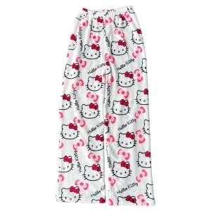 Hello Kitty pyjamasbyxor  - GRATIS FRAKT. Super lena och söta hello kitty pyjamas byxor. Ytterbenslängd ca 95 cm. Midjebandet är väldigt stretchigt. Priset kan diskuteras. 