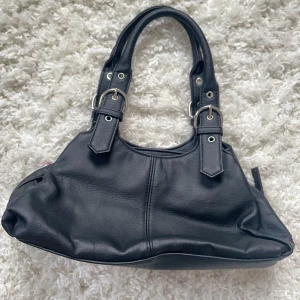 Väska - Svart liten handväska från perllini, fint skick. Vill du köpa trycker du på ”köp nu” jag postar inom 24h