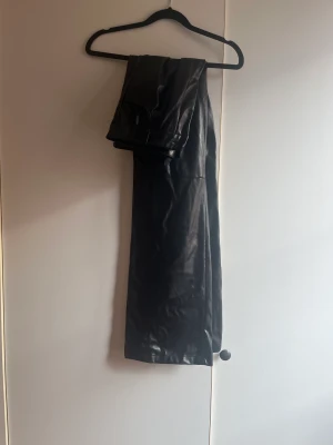 Skinnimitationsbyxor - Alltså dessa var så svåra att fånga på bild. Inte så blanka irl. Slätt internatets så de blir inte sådär varma, o bra rörlighet!