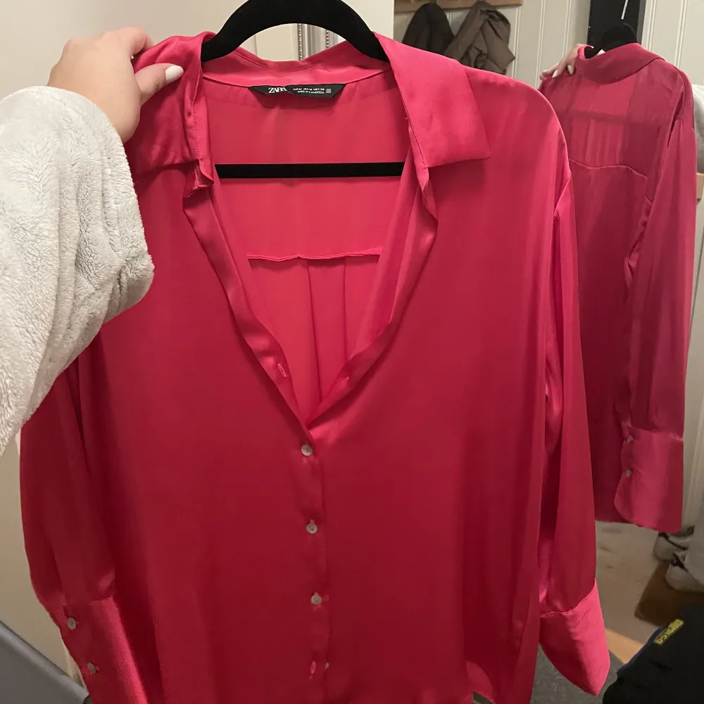 Rosa skjorta från Zara, använd en gång, superfint skick! . Skjortor.