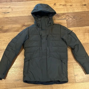 Peak Performance vinterjacka - Säljer min gamla Peak performance jacka då jag har växt ur den. Den har en jättesnygg mörkgrön färg och är fortfarande i mycket bra skick! Priset kan diskuteras.