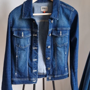 Jeans jacka  - Denimjacka från Only. Inga fel eller slitage. 