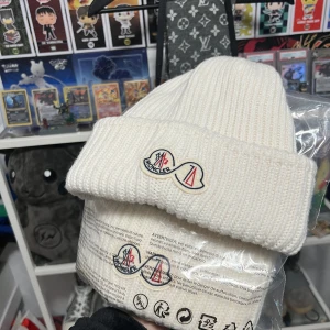 Moncler 70 års jubleums mössa - 70th year anniversary beanie som är helt ny, taggarna sitter fortfarande på.