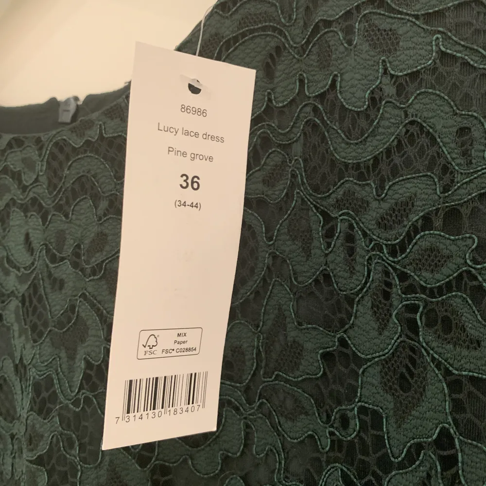 helt nytt stl 36 mörkgrön klänning ,aldrig använd. Klänningar.