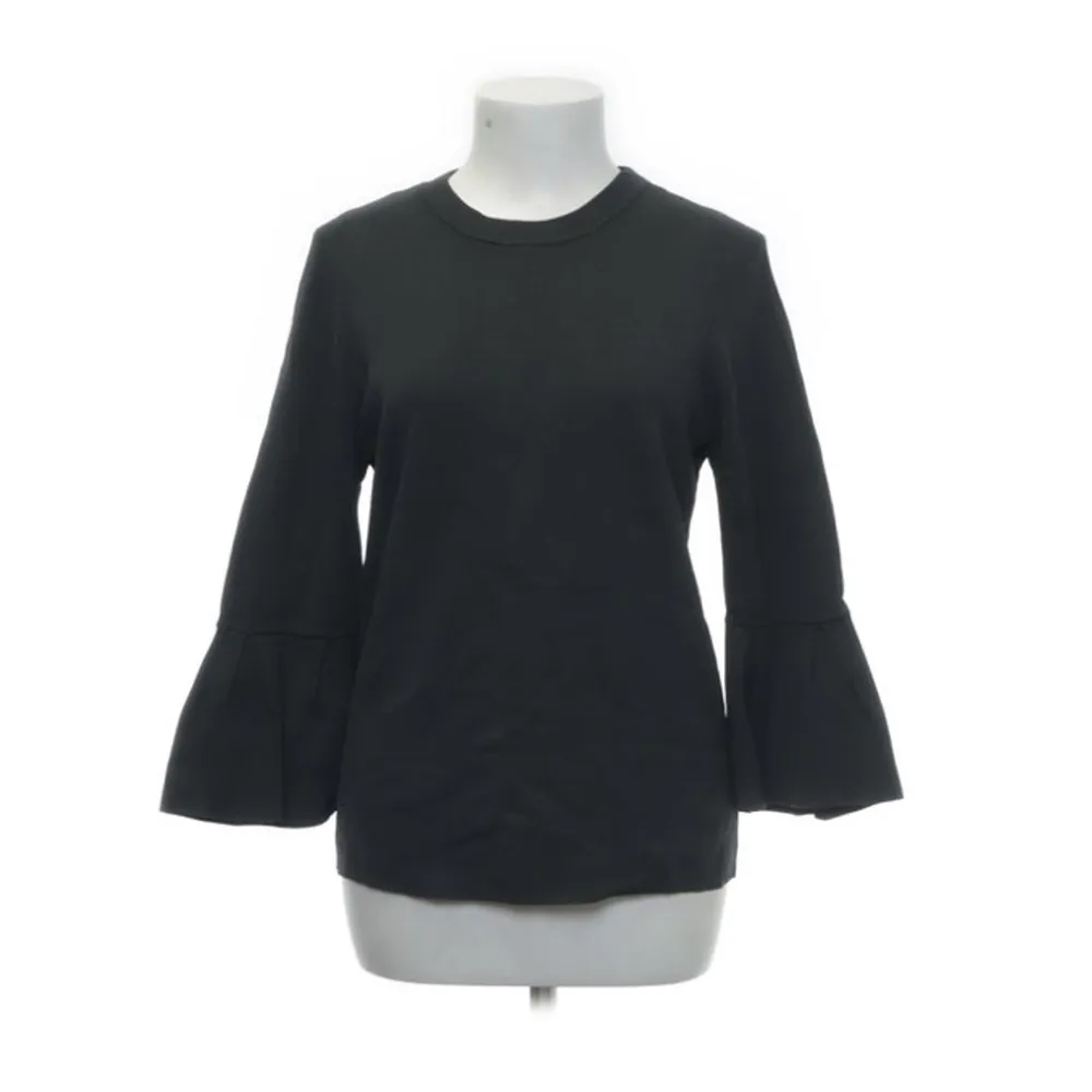 Fin svart tröja med trekvartsärmar från H&M. Pris kan diskuteras. Blusar.