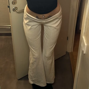 Byxor - Ribbade vita utsvänga byxor i sammet material från Gina. Aldrig använda