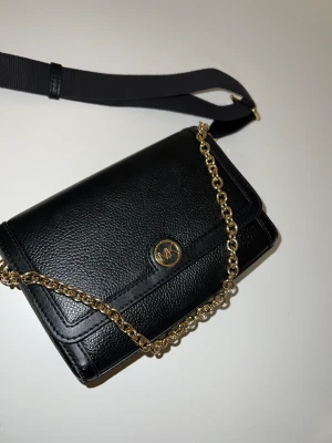 Svart Michael kors väska  - Denna är en av mina favoriter passar med allt. 