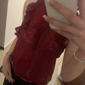 Topp - Sjukt fin topp från Sister S, den kommer tyvärr inte till användning längre🥲Om många är intresserade startas budgivning!! Hör av dig vid frågor💕Den är storlek xs men funkar på s också☺️