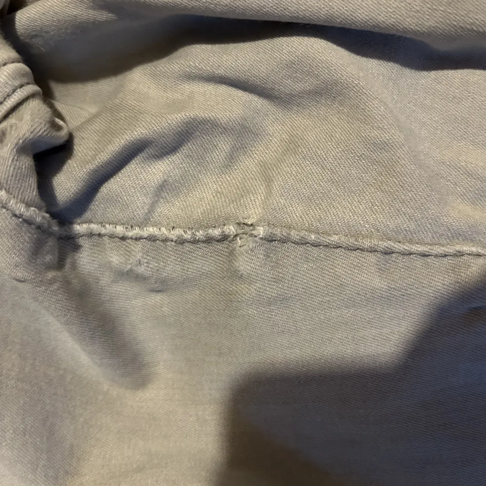 Säljer dessa jeans från Ltb storlek Waist:29 Length:32  De har defekter med mindre slitningar och hål på insida lår, inget som syns när man har på sig de och går nog enkelt att laga med nål o tråd. Jeans & Byxor.