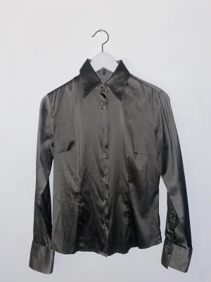 Silvrig skjorta - Silvrig fin skjorta perfekt till middagar, kan kläs upp och ner