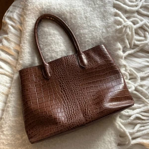 Tote väska i läder - En jättefin lite större handväska!! 🥰Fråga om du undrar över något!