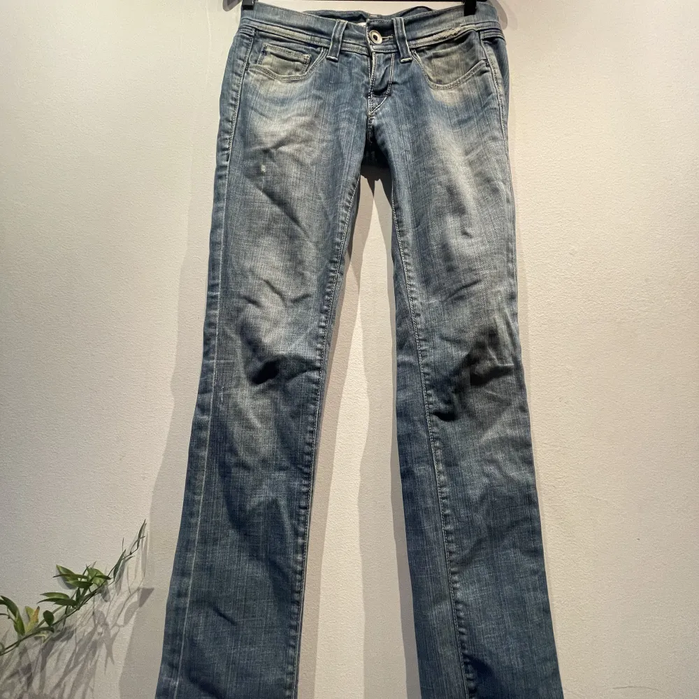 Lågmidjade jeans från fornarina  Storlek 27 Midjemåttet är 38cm  Ytterbenslängden är 97cm . Jeans & Byxor.
