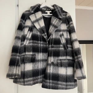 Rutig jacka - Svart/vit jacka från H&M, använd fåtal gånger.