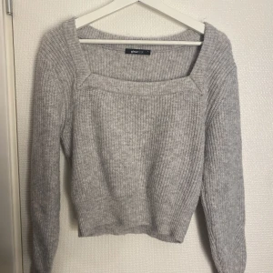 Ginatricot stickad tröja  - Ginatricot stickad tröja finns i vit och grå båda i storlek S 💓