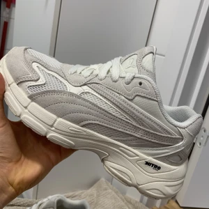 Puma Teveris Nitro  - Sneakers dam Puma Teveris Nitro beige! Använda någon dag men insåg fel storlek. Köpt för ca 700 kr, säljer för 500