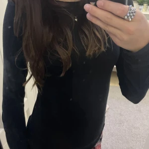 Intimissimi - Jättefin tröja från intimissimi. Den är ett pyttelitet hål på vänstra underarmen och ett på längst ner på höger sida, men de syns knappt. Dock va tröjan så när ja köpte den:( Skriv om du har fler frågor❤️