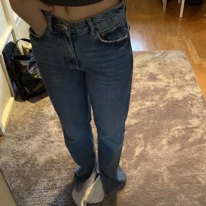 Säljer dessa jättefina ljusblåa jeans från Gina med slits i storlek 36. 