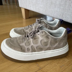 Eytys Sonic Suede beige  - Eytys i bra skick, sparsamt använda.  Kartong och kvitto finns ej  Nypris ca 2400