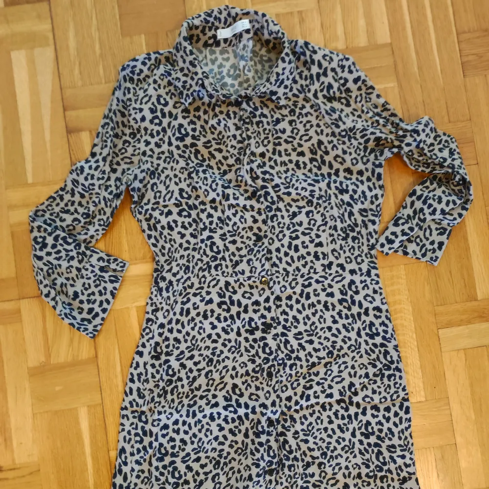 Casual print dress. Out of size for me. Length of the sleeves 3/4. Klänningar.