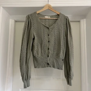 Odd Molly kofta - Söt grön kofta från Odd Molly! Storlek S men är mer som en M. Knappt använd. Kan också mötas upp! 