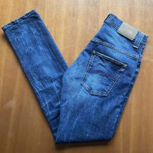 Snygga och knappt använda nudie jeans i en riktigt snyggt tvättad mörkblå färg. Storlek W29 L32. Jeansen är i ett mycket fint skick. Nypris: ~1600kr och vårat: 499kr. Pris kan diskuteras. Hör av dig vid frågor eller funderingar! 