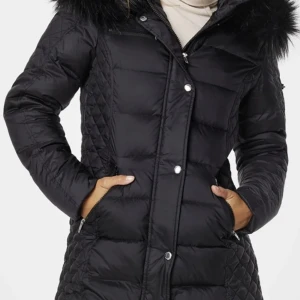 Rock and Blue jacka - Säljer min rock and Blue jacka används en vinter den är i väldigt bra skick inga hål, fläckar eller liknande. Äkta päls kontakta mig gärna om ni vill ha fler bilder Priset går att diskutera 