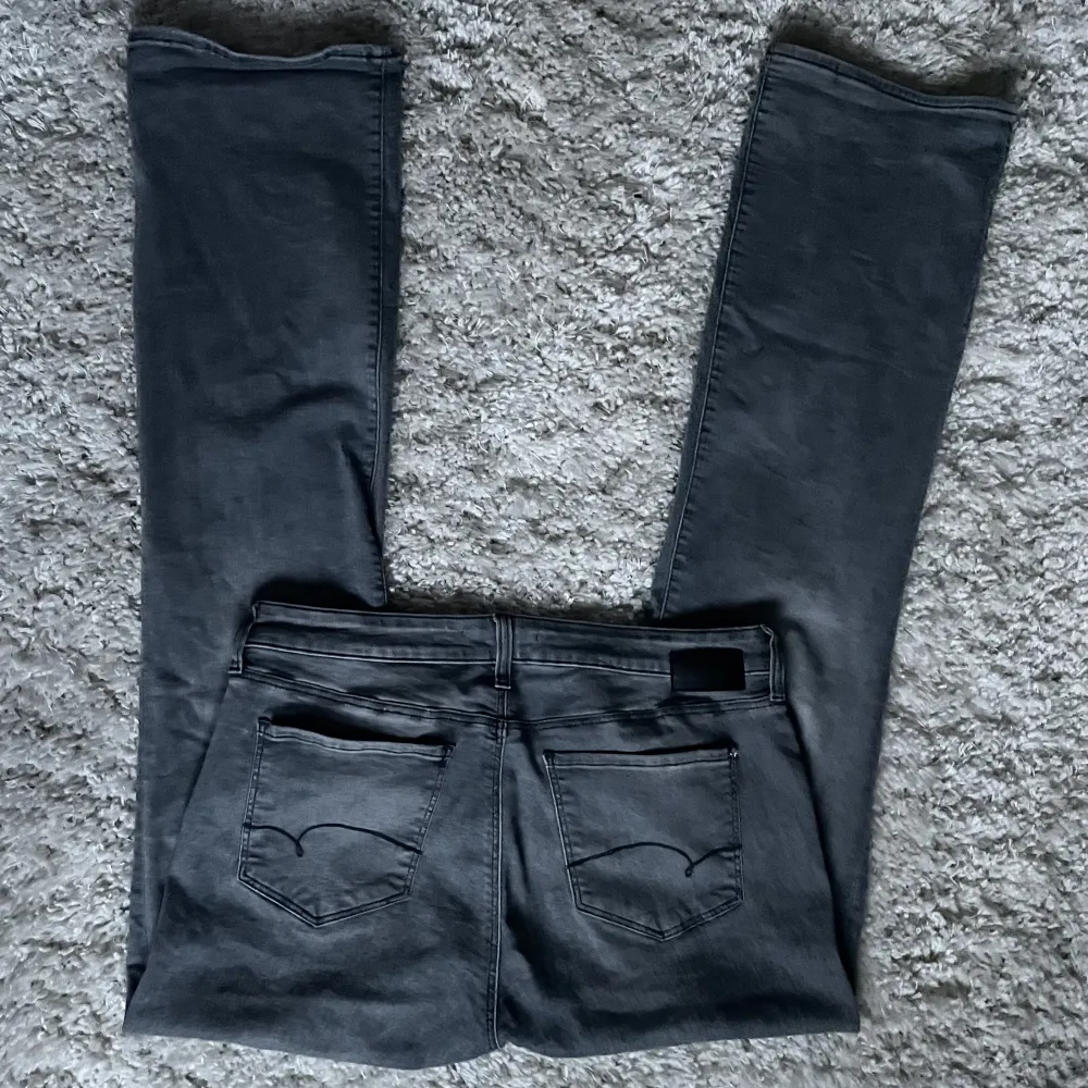 Ljusgråa assnygga lowwaist bootcut jeans från Mavi. Köpte för ca 700kr på zalando men slutsålda. Som nya. Färgen ser annorlunda ut på mina bilder, hemsidans är korrekt. Innerbenslängd 78cm midja 79cm. Jeans & Byxor.