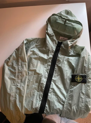 Stone island soft shell r jacka - Stone island softshell R-jacka. Armygrön colorway men är mer av en ljusgrön/turkos färg. Storlek XL, men den sitter som en L. Använd två gånger så i princip helt ny. Meddela innan köp